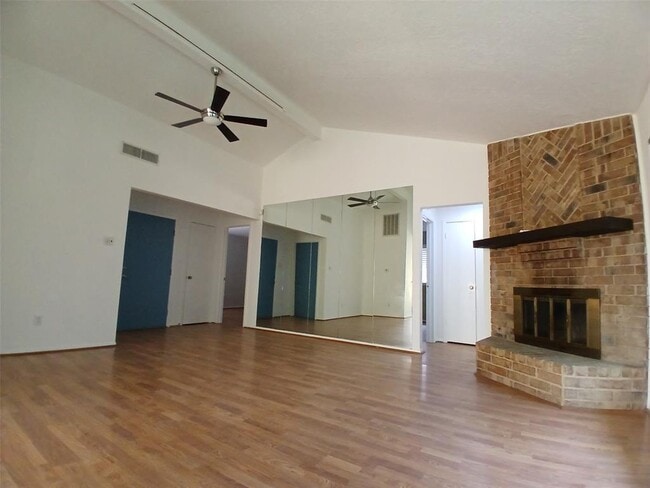1126 E Brompton Dr in Pearland, TX - Building Photo - Building Photo