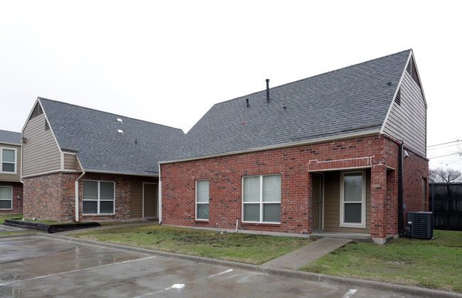 7619 Military in Dallas, TX - Foto de edificio - Building Photo