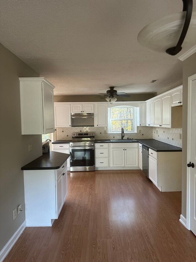 1613 Round Hill Cir in Kernersville, NC - Building Photo - Building Photo