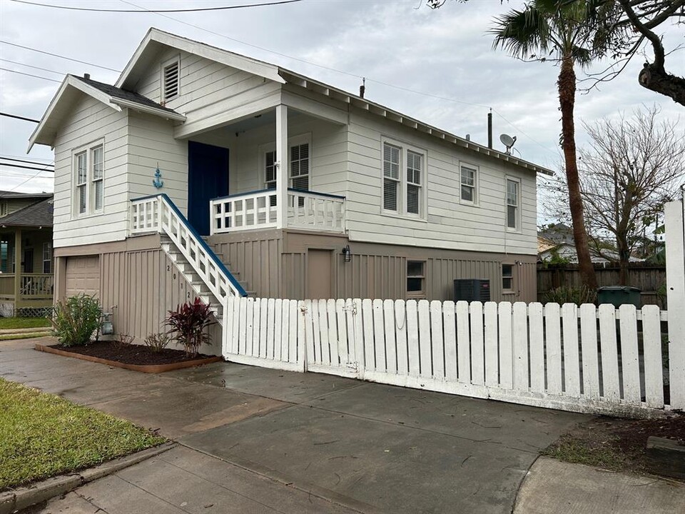 2012 26th St in Galveston, TX - Building Photo