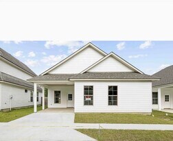 105 Santa Marta Dr in Youngsville, LA - Building Photo