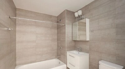 90-02 Queens Blvd in Queens, NY - Building Photo - Building Photo