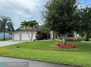 2811 Serenity Cir S in Fort Pierce, FL - Building Photo - Building Photo