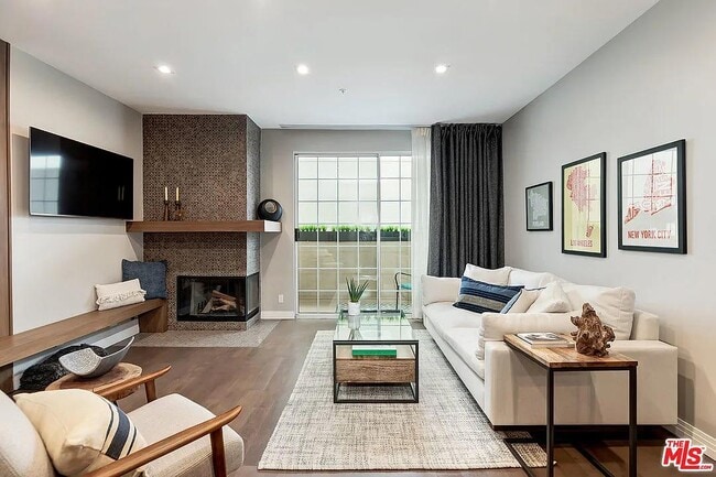 property at 930 N Doheny Dr