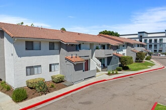 Las Ventanas Apartments in Vista, CA - Foto de edificio - Building Photo
