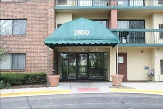 1800 Huntington Blvd, Unit 2 in Hoffman Estates, IL - Building Photo - Building Photo