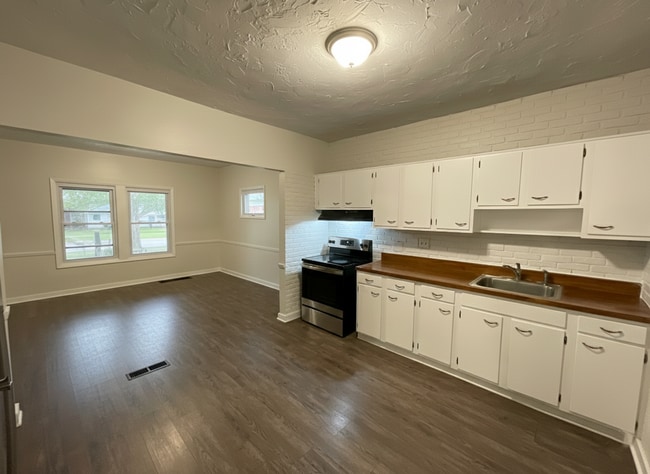 9604 Park Heights Ave in Garfield Heights, OH - Building Photo - Building Photo