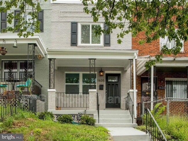 property at 1635 Lang Pl NE