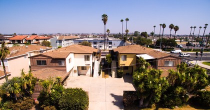 1203-1207 W 144th St in Gardena, CA - Foto de edificio - Building Photo