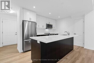 70 Kenesky Dr in Hamilton, ON - Building Photo - Building Photo