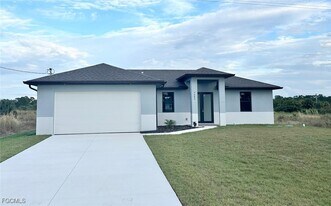 1043 Eisenhower Blvd in Lehigh Acres, FL - Building Photo