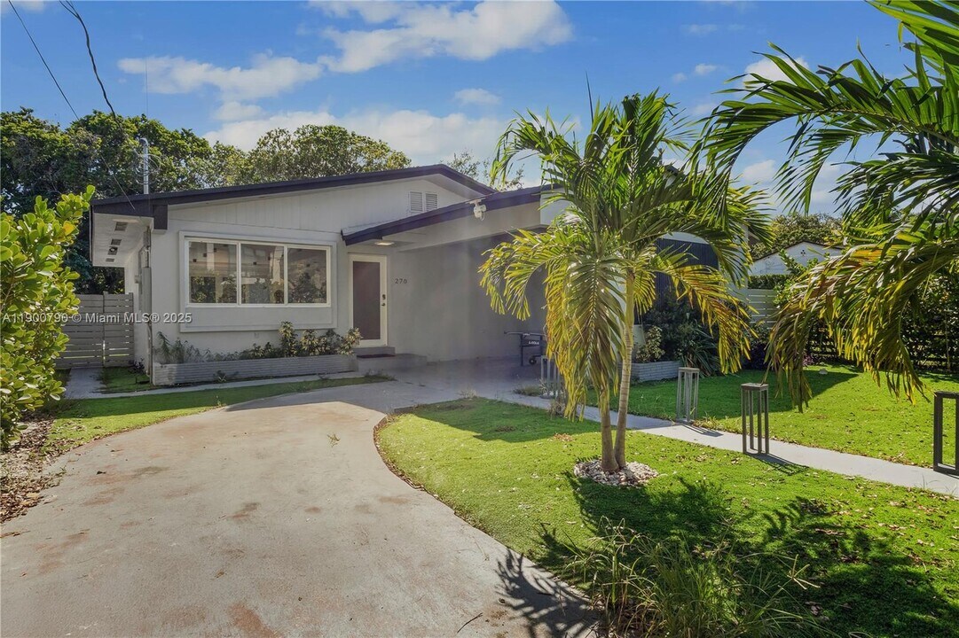 270 NW 50th St in Miami, FL - Building Photo