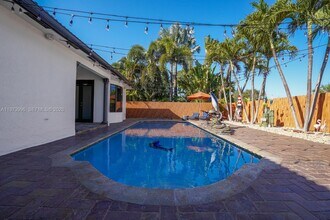 16401 NW 77th Pl in Miami Lakes, FL - Building Photo - Building Photo