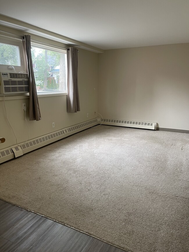 3104-3104 Victoria Ave in Regina, SK - Building Photo - Building Photo