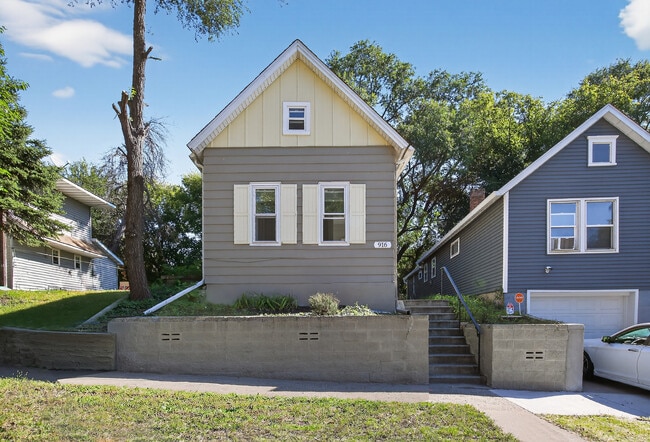 916 Farrington St in St. Paul, MN - Foto de edificio - Building Photo