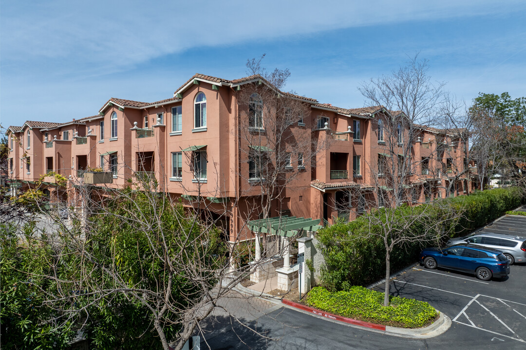 Travigne Villas in Cupertino, CA - Building Photo