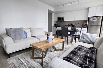 357 King St W in Toronto, ON - Building Photo - Building Photo