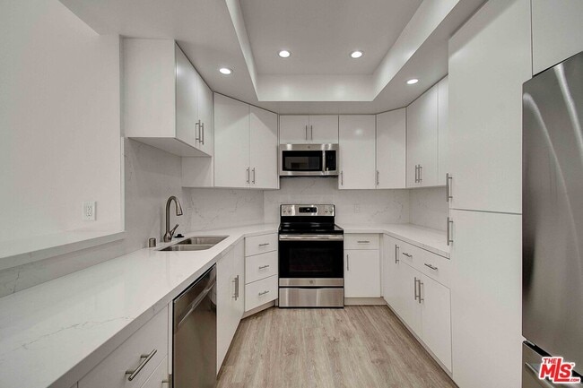 2324 S Beverly Glen Blvd in Los Angeles, CA - Building Photo - Building Photo