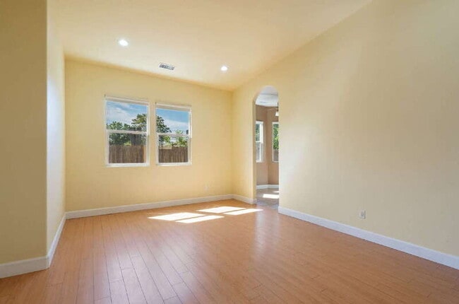 2621 Mysin Way in Sacramento, CA - Building Photo - Building Photo