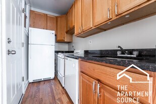 3926 N Pine Grove Ave in Chicago, IL - Building Photo