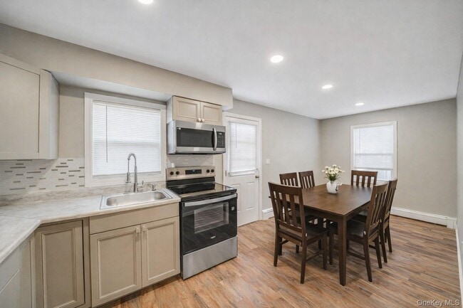 130 5th Ave in Bay Shore, NY - Building Photo - Building Photo