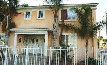 2400 Maple Ave in Los Angeles, CA - Foto de edificio - Building Photo