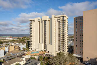 Lake Marina Tower Condominiums in New Orleans, LA - Building Photo - Building Photo