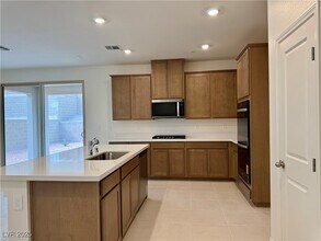 639 La Vis Acrs Ln in Las Vegas, NV - Building Photo - Building Photo