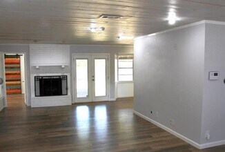1507 Pine Knoll Dr in Austin, TX - Foto de edificio - Building Photo