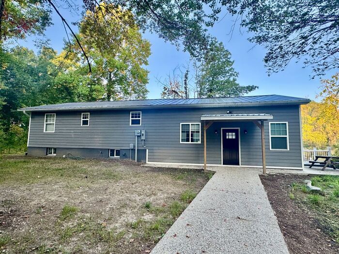 52780 Goodenough Rd in Marcellus, MI - Foto de edificio