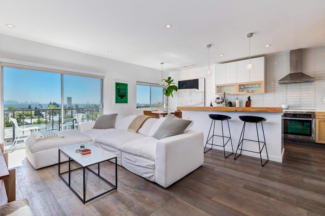 1115 S Elm Dr, Unit PH12 in Los Angeles, CA - Building Photo