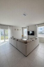 1081 NW 5th St in Florida City, FL - Foto de edificio - Building Photo