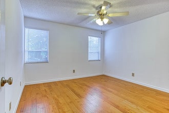 Azalea Gardens in Orlando, FL - Building Photo - Interior Photo