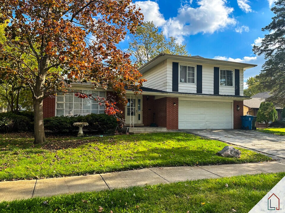 22449 Lakeshore Dr in Richton Park, IL - Building Photo