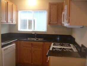 808 Garnet St, Unit B in Redondo Beach, CA - Foto de edificio - Building Photo