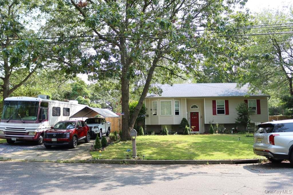 215 Connecticut Ave in Bay Shore, NY - Building Photo