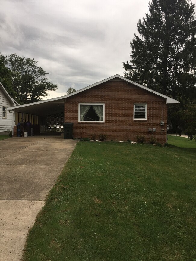 7925 Service St Rentals in Masury, OH