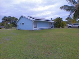 1857 SE Wexford Ct in Port St. Lucie, FL - Foto de edificio - Building Photo