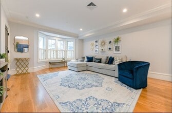 388 W 4th St, Unit 1 in Boston, MA - Building Photo - Building Photo