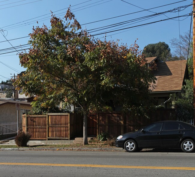 1859-1861 1/2 Echo Park Ave in Los Angeles, CA - Foto de edificio - Building Photo