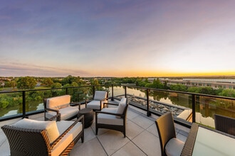 The Emerson in Centreville, VA - Foto de edificio - Building Photo