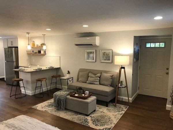 685 Pond St in Franklin, MA - Building Photo - Building Photo