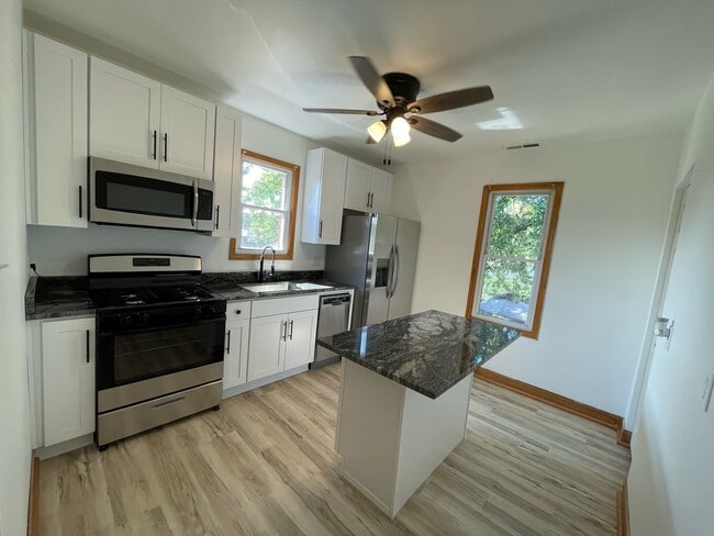 240 Sawyer Ave, Unit 2 in La Grange, IL - Building Photo - Building Photo