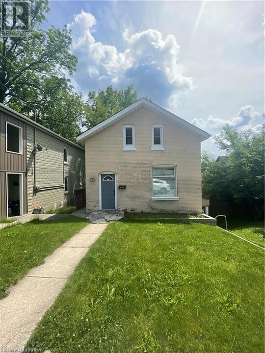 7 Mary St in Brantford, ON - Building Photo