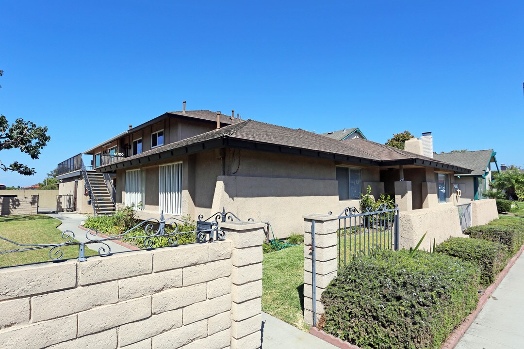 7301 Toulouse Dr in Huntington Beach, CA - Building Photo