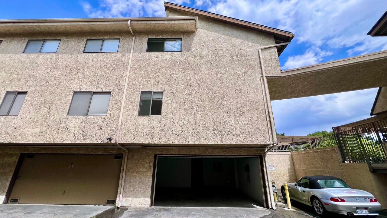 15061 Sherman Way in Van Nuys, CA - Building Photo