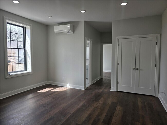 246-13 Jamaica Ave-Unit -2b in Queens, NY - Building Photo - Building Photo