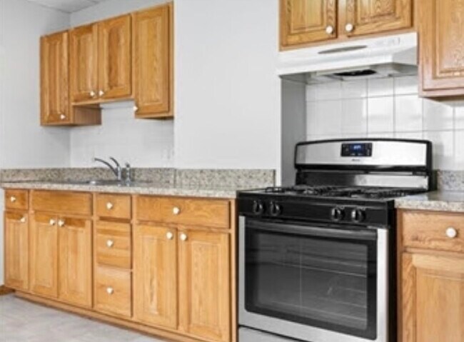 156 Lexington St, Unit #1 in Boston, MA - Foto de edificio - Building Photo