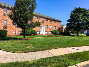 Jasontown Apartments in Wallington, NJ - Foto de edificio - Building Photo