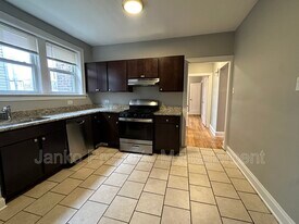 625 E 80th St in Chicago, IL - Building Photo